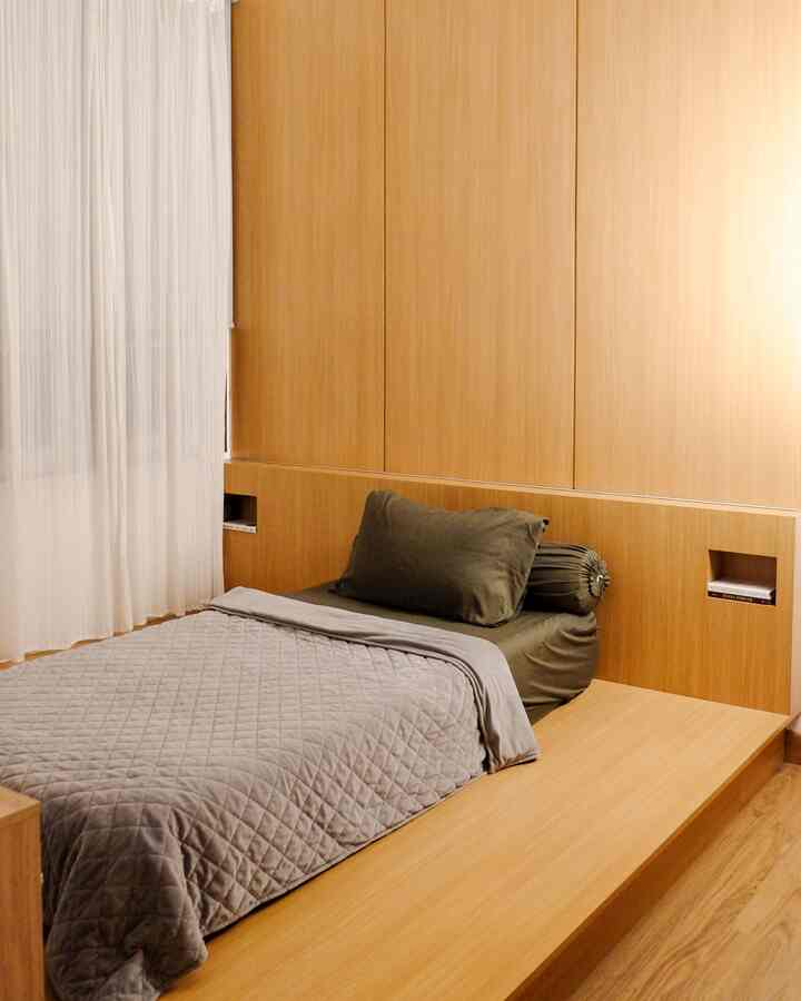 Kamar yang ukurannya hanya buat satu orang itu sebenarnya bisa terasa super nyaman asal ditata dengan tepat.

Di kamar ini, semuanya sengaja di design compact, dari kasur single size sampai reading nook yang pakai floating desk. Walaupun ukuran kamar ini termasuk kecil, we still make sure setiap sudutnya tetap terasa nyaman dan nggak makan tempat.

#BedroomStyling #InspirasiKamar #KamarTidurNyaman #Gorden #HPL