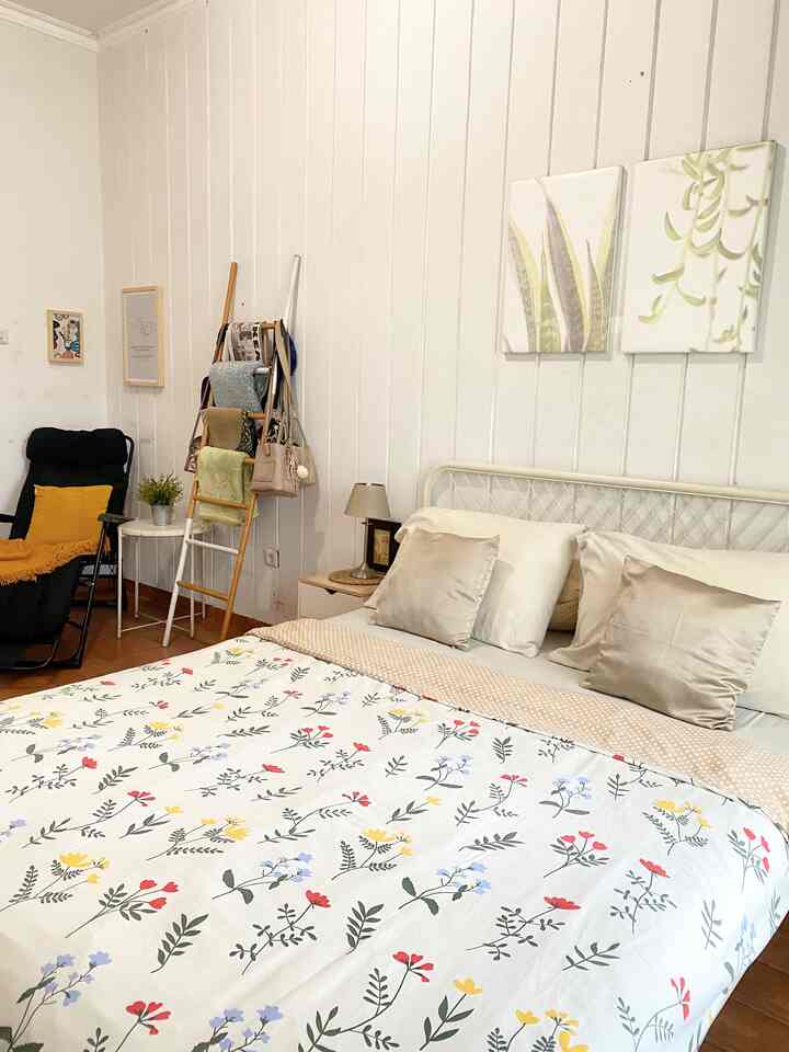 Kamar tidur utama di rumah cukup spacious dengan ukuran 4.5x3 m. Ruangan ini terdiri dari tempat tidur dengan spot TV kecil di depannya, build in wardrobe dan area duduk santai berupa kursi malas. Untuk furniture didominasi warna white n wood agar ruangan terasa terang sekaligus ditambah dekorasi yang lebih berwarna berupa seprai, cushion, throw blanket dan juga wall art ✨🌈
#KasurMinimalis #KasurBesi #LantaiKeramikKayu #Dipan #BedsideTable #BedroomStyling #InspirasiKamar #KamarTidurNyaman #LadderHanger #KursiMalas #CustomWardrobe