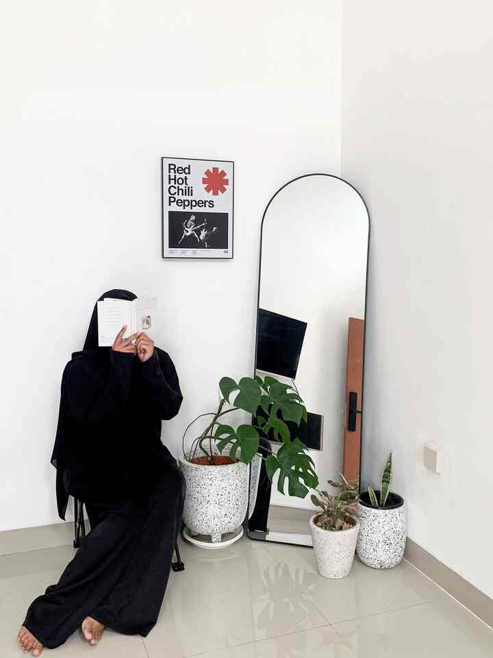 Tunjukkan tempat favorit Anda untuk berdandan! #livingroom #littleourstory #standingarchmirror #standingmirror #monstera #potterrazo #walldecor #minimalis