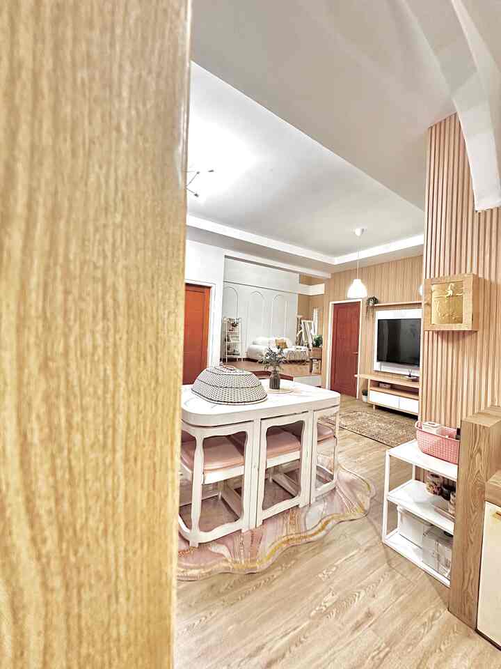 Di dapur yang gak terlalu sempit juga gak terlalu luas ini, aku tidak terlalu banyak menggunakan box storage, karena barang-barang yang aku gunakan tidak terlalu banyak. 

Biasanya untuk bagian yang sering di gunakan sebagai bumbu dapur atau alat makan, seperti gelas, piring dan alat memanggang, aku letakan di area terjangkau dan terbuka.

Untuk snack ringan aku letakan di sebelah meja makan, agar memudahkan jangkauan anak-anak.
Dan P3K persis di atas rak snack. 

Kitchen Organization di dapurku simple kan 🥰

.
.
.

#Kitchenset
#KitchenSetMinimalis 
#WarnaCatRumah #Whitehouse 
#Rumahdihook
#Dapurwhitenwood #Cat
#KitchenOrganization
#DapurRapi
#PenyimpananDapur