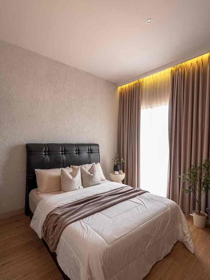 Kamar tidur kita tuh simple banget gak banyak barang disini, aku aplikasiin cat dengan warna terang, dan lantai spc unsur kayu biar kamar terkesan homey dan nyaman. 
Karena waktu pandemi kita banyak ngerjain kerjaan dirumah, ahirnya aku bikin spot workspace sederhana di kamar biar ga bolak balik eh jadi keterusan sampe sekarang 😂

#KamarTidur #SPC #BedroomStyling #InspirasiKamar #KamarTidurNyaman
