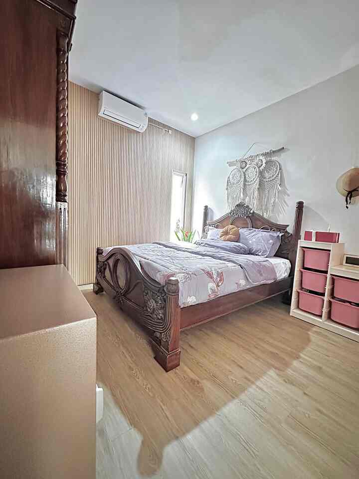 My Bedroom 🌙  berukuran 4meterx3,5meter
Meski Dipan kayu jati dengan ukiran, aku tetap memaksakan konsep kamar tidur ini menyatu dengan furniture lainnya😅

Salah satu tempat paling nyaman saat lelah seharian aktivitas, biar makin asik, aku menciptakan kamar tidurku sedemikian manis dengan sentuhan warna-warna feminim, namun tetap bertemakan wood & white hehe.

Aku memilih kasur dan bantal super plumpy serta set bedcover yang memberikan kehangatan, namun tetap bermaterial dingin saat sentuhan dengan kulit. 

Di kamar tidurku hanya terdapat 1 jendela kecil, tanpa gorden, karena saat tidur aku lebih nyaman sambil memandang langit yang bertabur bintang. 

Oya aku juga sediakan meja gantung untuk menyimpan skincare, alat makeup, dan beberapa susun box yang isinya daily outfit. Selain itu stool yang aku gunakan juga multifungsi, karena bisa menyimpan barang. 

Di kamar tidur ini juga ada akses menuju ke Master Bathroom, jadi bikin aku makin nyaman saat terbangun tengah malam menuju toilet tanpa was was ☺️


#Kasurempuk  #Kasurplumpy
#kamartidurutama #Dipanjati
#CatRumahMinimalis  #WarnaCatkamar
#Wallpaneldinding #WallpaperEstetik 
#Cat
#BedroomStyling
#InspirasiKamar #KamarTidurNyaman