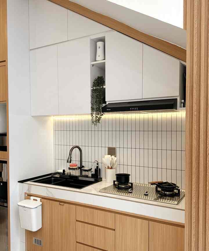 
Karena rumah kami open space dan dapur terletak dibawah tangga, kami harus memaksimalkan ruang agar dapur terlihat rapi, yaitu dengan menyiapkan banyak penyimpanan.

Salah satunya menggunakan rak piring pull down untuk memudahkan dalam mengambil atau menyimpan piring. Dan untuk bumbu kami letakkan di dinding kanan dapur agar memudahkan pada saat memasak.

#KitchenSetMinimalis #KitchenOrganizatiin #DapurRapi #PenyimpananDapur