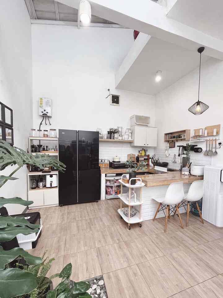 ✨ Dapur Rapih Tanpa Custom Kitchen Set? 

Bisa kok, caranya dengan mix and match furniture dan storage yang ada di pasaran. Pastikan semuanya sesuai kebutuhan dan agar ukurannya pas, jangan lupa selalu membandingkan luas ruangan dengan furniture yang akan dibeli. 

Berikut beberapa kombinasi furniture yang bisa kalian pilih untuk menata dapur. 
🧺Rak Piring Tertutup, Storage Box dan Rak  Penyimpanan di bagian bawah dapur : kami memilih rak berbahan plastik karena area bawah dapur lebih rentan lembab. Kami menggunakan rak-rak tersebut untuk menyimpan peralatan makan anak & panci2 juga untuk menyimpan stok bahan makanan
🧺 Kabinet Dapur : Kami pakai untuk menyimpan gelas, cangkir dan tumbler. 
🧺 Ambalan : Kami pakai untuk menyimpan stok bumbu & juga beberapa elektronik dapur. 
🧺 Peg Board & rak gantung : untuk menyimpan sikat & peralatan dapur seperti spatula, talenan, atau toples bumbu. 
🧺 Trolley dapur : Selain untuk mempercantik ruangan, ternyata bisa digunakan juga sebagai area penyimpanan.
🧺 Lemari dapur : Kami gunakan sebagai coffee corner. Kebetulan kami menemukan lemari jadi yang ukurannya pas sekali dengan sisa space di samping kulkas.

#KitchenSet #KabinetDapur #AmbalanDapur #RakDapur #TrolleyDapur #KitchenOrganization #DapurRapi #PenyimpananDapur