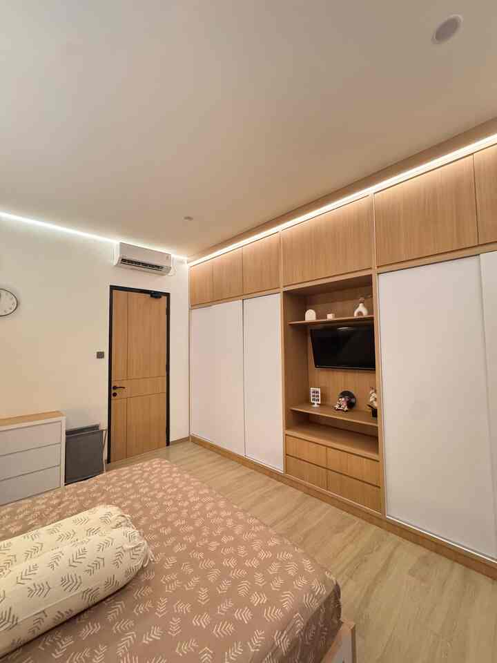 Kamar berukuran 4,3 x 4,8 meter ini menggunakan palet warna senada dari pintu, lemari, hingga dipan.

Lemari dengan pintu geser tanpa pegangan dibuat agar tampilan lebih seamless dan minimalis.

#WarnaKamarMinimalis #BedroomStyling #InspirasiKamar #KamarTidurNyaman