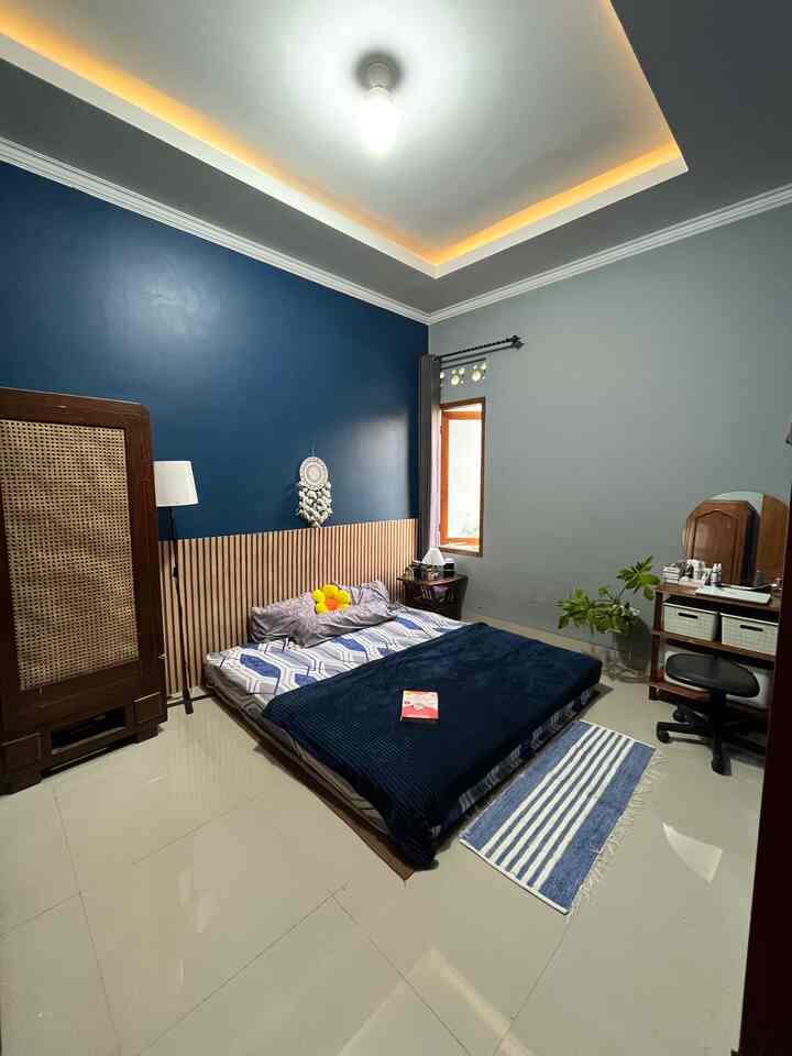 Kamar ini berukuran 3x4 meter, sebetulnya cukup sulit mendesain kamar ukuran segini,,dengan hasil geser-geser kasur dan lemari akhirnya menemukan style yang pas. 
Oiya lemari dan dinding adalah hasil DIY dari bahan material rotan dan stiker wpc bergaris. Gimana menurut kalian?

#BedroomStyling
#InspirasiKamar
#KamarTidurNyaman
#CatRumah
#WarnaNavy
#CatWarnaNavy
#NavyColour
#LemariJati
#DIYkamar
#KasurBusa
#DekorasiKamar