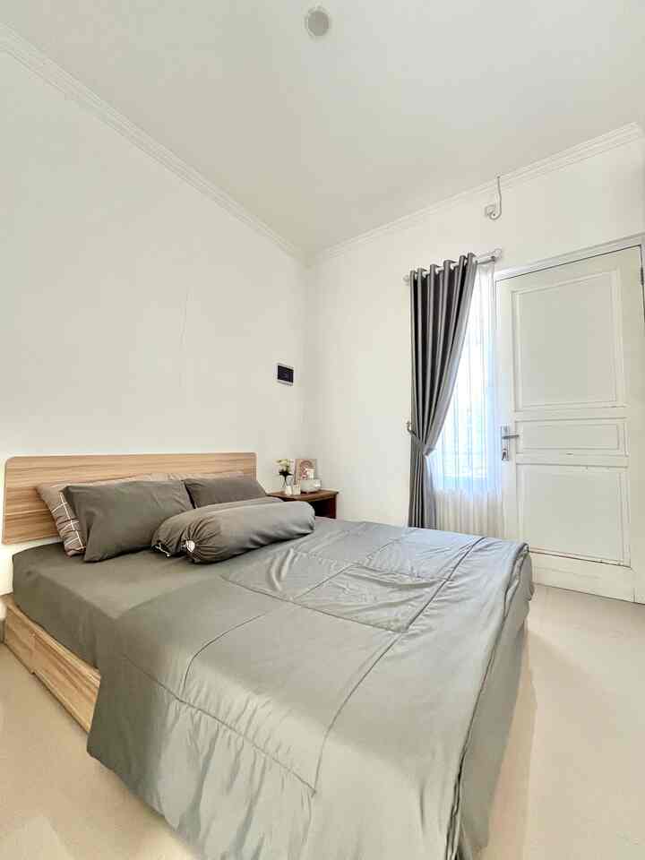Kamar danishhome tidak ada master bed room karena pertimbangan lahan yg terbatas. Ukurannya 3 x 2,5 M. Memang tidak terlalu besar Tapi danishhome_ jadinya punya tiga kamar yg fungsional.  🤍

Karena kita belum memiliki anak, maka dari itu kamar kita belum ada dekorasi seperti lemari pakaian dll karena lemari pakaian kita ada di kamar kedua. Rencananya, kami akan membuat bed room set yg terdiri dari lemari pakaian, meja rias, kemudian hiasan dekoratif lainnya yg menambah estetika. 🥰 Tapi untuk sementara pun, kamar kami sudah cukup nyaman. Kami menggunakan sprei polos dan gelap biar memberikan kenyamanan saat tidur. Kemudian di salah satu sisi ranjang kami letakkan meja sudut untuk tempat meletakkan barang2 dekoratif lainnya. 🌼

Tips menata kamar untuk yg belum memiliki bed set dan agar tetap rapi ialah:
1. Minimalisir barang besar yg diletakkan di kamar karena akan menganggu aksesbilitas 
2. ⁠menggunakan sprei polos dan tidak terlalu terang agar tidur dapat nyaman dan lelap
3. ⁠bisa ditambahkan dekorasi atau elemen estetika lainnya untuk membuat kamar menjadi nyaman tapi tidak membuat kamar menjadi penuh

Nah ini dia cerita kamarku, gimana menurut tetangga?

#KasurBusa #KasurLipat 
#PlavonPVC #Dipan #CatRumahMinimalis #WarnaCatRumah #WallpaperDinding / #WallpaperEstetik 
#Cat #BedroomStyling #InspirasiKamar #KamarTidurNyaman