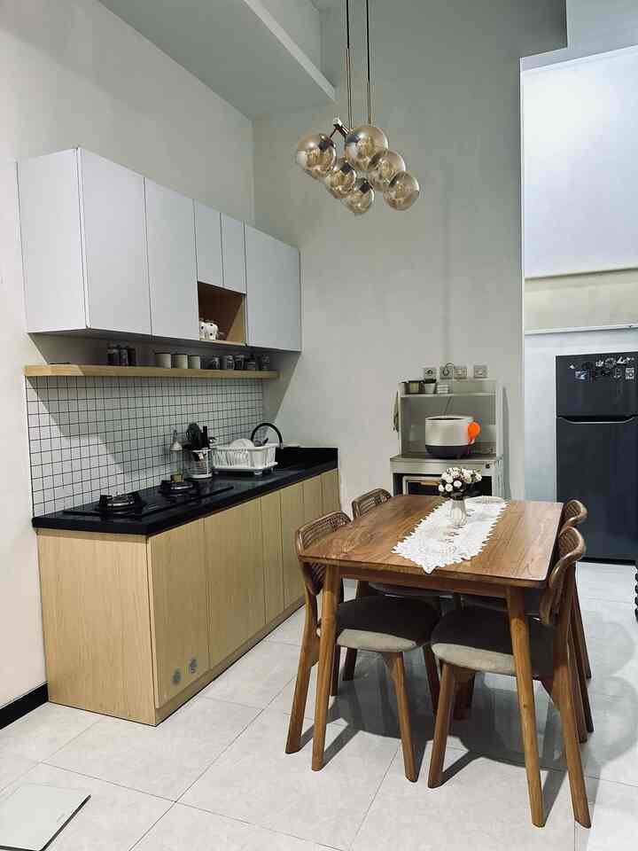 Not too big, but everything is there.
From making impromptu snacks to experimenting with new recipes, everything is here 😄

Arranged shelves, simple furniture, and an earthy feel that makes this kitchen feel peaceful.
Not only a place to cook, but also a healing spot in your own home.
The aesthetics are there, the function works. Love this little corner so much 🤎

#KitchenSet
#KitchenSetMinimalis
#HomePaintColor
#KitchenOrganization
#TidyKitchen
#KitchenStorage
#MinimalistKitchen
#KitchenCorner
#FavoriteSpace