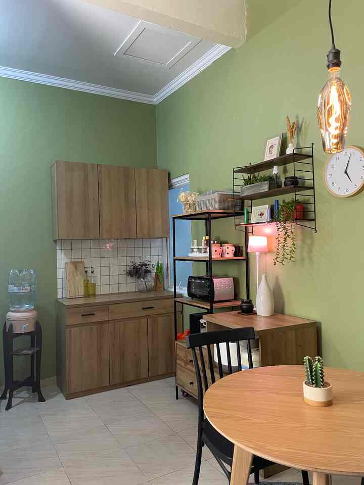 ✨ Dapur mungil, solusi maksimal!

Dapurku kecil dan area penyimpanan utama dipisah di dapur basah. Tapi aku tetap butuh space yang fungsional untuk keperluan harian dan tentu, tetap harus enak dilihat 😄

📍Di area utama:
Aku mengandalkan rak multifungsi dan laci-laci tersembunyi buat simpan alat masak, piring, sampai perintilan kecil. Semua aku tata biar gampang dijangkau dan tetap rapi!

📍Di sudut penyimpanan tambahan:
Ada rak terbuka yang jadi rumah buat oven, bumbu, hingga camilan kering. Di bawahnya aku simpan beras dan speaker dapur (yes, karena masak sambil denger musik itu wajib!) 😆.
Lemari satunya aku pakai untuk menyimpan rice cooker & magic jar, disembunyikan tapi tetap praktis.

Dan supaya area ini nggak kaku, aku tambahkan:
🪴 Sedikit tanaman
💡 Lampu kecil buat suasana cozy
🖼️ Dekor simple di floating shelves

Karena dapur nggak harus luas untuk bisa rapi, fungsional, dan tetap punya gaya ✨
Punya ide penyimpanan di dapurmu? Share di kolom komentar yuk, siapa tahu bisa jadi inspirasi buat yang lain!

#KitchenOrganization
#DapurRapi
#PenyimpananDapur
#DapurMungil
#KabinetDapur
#AmbalanDinding
#RakDapurMinimalist
#KabinetDinding
#HomeyCorner
#HomeDecorID
#RumahKecilGayaMaksimal
