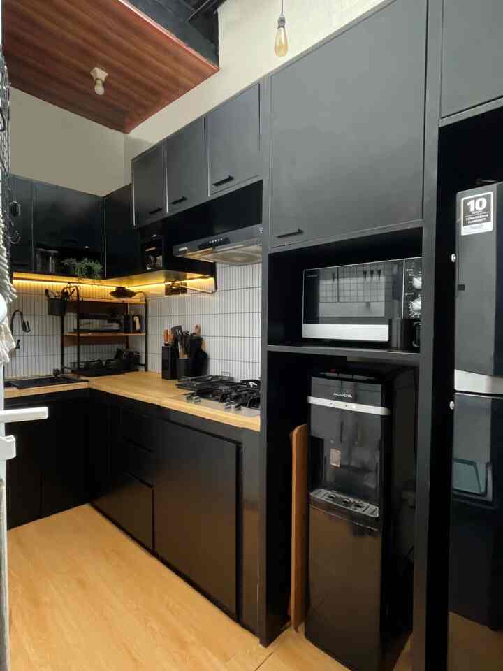 —— Kitchen Organization

Ada apa aja sih di dapur gang senggol ini?
Walaupun kecil dan sempit, kita memaksimalkan storage pada kitchen set untuk menyimpan barang-barang dapur agar terlihat lebih rapi dan minimalist.

#KitchenSet #KitchenSetMinimalis  #PlavonPVC 
#WarnaCatRumah #Vynillantai #toplesbumbu #komportanam #cookerhood #blackkitchen #warmandboldkitchen #storage #dapursegaris #dapurcompact #dapurlorong #dapurgangsenggol #smallkitchen #inspirasidapur #KitchenOrganization #DapurRapi #PenyimpananDapur 