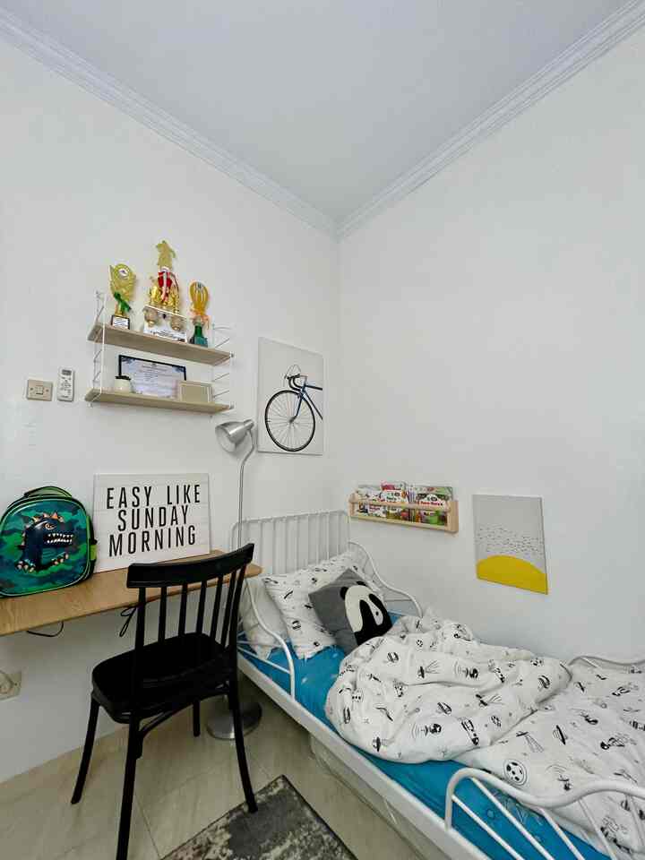 🛏️ “Easy Like Sunday Morning” for a child’s bedroom!

How do I make this tiny room comfortable, functional, and aesthetic?

✨ The key is in the layout and choice of multifunctional elements.

📍On the first slide:
Even though the room is not big (2.8 x 2.8 m), I still try to create a rest zone, study zone, and expression zone without making the room feel cramped.

☁️ Some things I did:
🌙 Iron bed with cute patterned sheets to make sleeping more enjoyable.

📚 Wall-mounted bookshelves that also act as decorative elements.

🏆 Floating shelves for trophy and certificate collections, because self-reward is important, even for kids!

✍️ Space-saving wall-mounted table for studying or coloring.

🎨 A touch of simple posters to keep it playful but not too crowded.

Because the bedroom is not just a place to rest, but also a space for your little one to grow 🧸

Come on, share your version of your room too! Who knows, it could be an inspiration for other "online neighbors" 💬💡

#BedroomStyling #InspirasiKamar #KamarTidurNyaman #MinnenBed #LerstaLamp #WarnaCatRumah #AmbalanDinding #StudyNook 
#KidsRoom #RoomTour #InteriorAnak
#KidsBedroomInspo
#AestheticRoom #TidurNyaman
#MinimalRoomMaximumStyle
