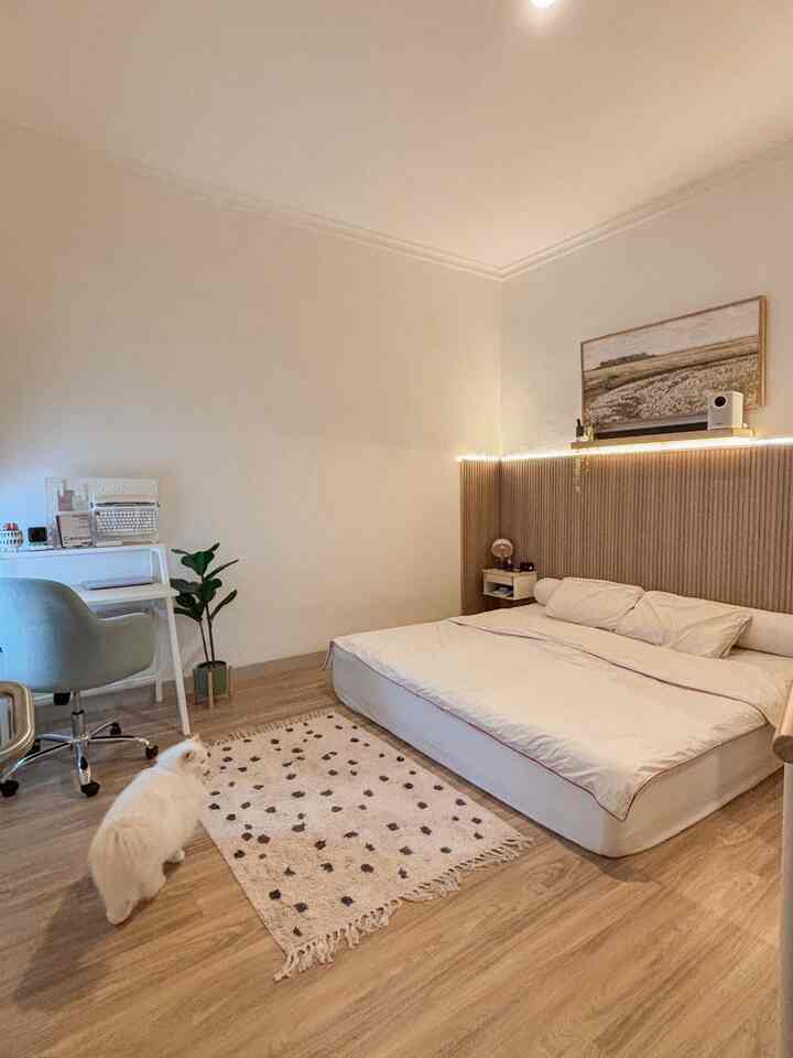 White on white, calm on calm…
This bedroom has become the most comfortable zone in the house since using a combination of white paint + white sheets. Simple, clean, and calm—it fits perfectly with the Japandi style that I like.
⠀
Tips from me:
✔️ Choose a cool & quality sheet material
✔️ Add texture through a knitted blanket or linen pillow
✔️ Use minimalist decor made of wood or rattan so it doesn't feel "cold"
⠀
Who also likes a super clean & calming room like this? 🤍

#JapandiStyle #WhiteBedroom #KamarTidurNyaman #HomeDecorID #JapandiVibes #BedroomStyling #InspirasiKamar #KamarTidurNyaman