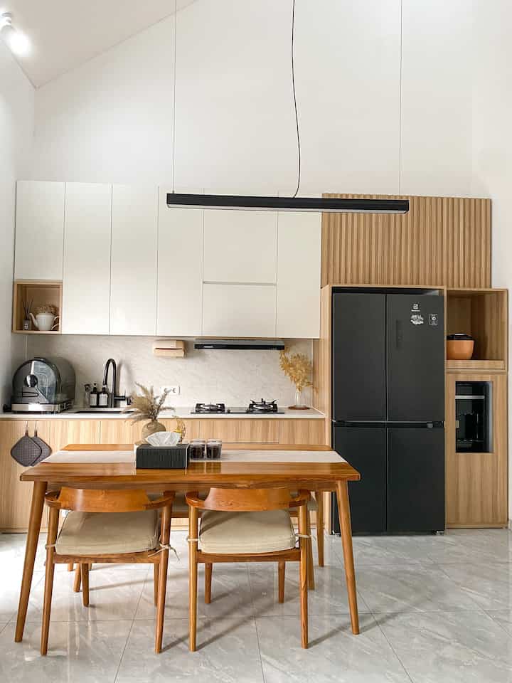 Karena dapur kami ini terbilang cukup compact, sangat tricky mengatur isi kabinet. Tapi dengan adanya organizer dalam kabinet sangat membantu buat kabinet dapur tertata rapih dan juga memudahkan ketika ingin mengambil barang.

#kitchenset #kitchensetminimalis #toptabledapur #warnacatrumah #diningsetminimalis #KitchenOrganixation #DapurRapi #PenyimpananDapur