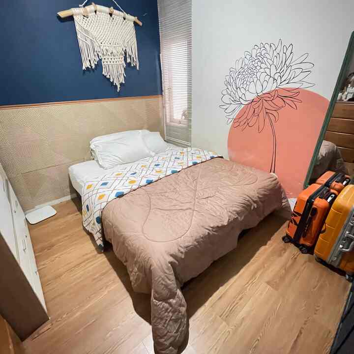 Bikin kamar senyaman mungkin walaupun ukurannya hanya 3x3m. Pemilihan warna seprei putih biar berasa di hotel, lemari minimalis putih biar terlihat clean. Pakai lantai vinyl untuk memberikan kesan hangat. Ada mural untuk aksen #walpaperdinding #bedroomstyling #inspirasikamar #kamartidurnyaman