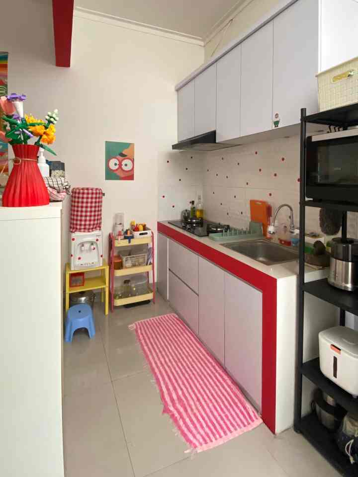 Ohayoooo ❤️❤️🫶🏻

Siapa bilang dapur kecil nggak bisa tampil maksimal? Dengan sentuhan warna merah yang dominan, dapur ini nggak cuma terlihat cerah tapi juga punya karakter yang kuat. Setiap sudut dimanfaatkan dengan cerdas—mulai dari rak dorong multifungsi, keranjang penyimpanan, sampai peralatan dapur yang ditata rapi di dekat kompor. Gaya penyimpanannya simple tapi efektif, bikin semua perlengkapan mudah diakses tanpa bikin ruangan terasa penuh.

Ditambah lagi, adanya art wall kecil bikin suasana makin playful dan hidup. Perpaduan fungsi dan estetika ini bikin dapur jadi salah satu sudut rumah yang paling seru untuk beraktivitas. Merahnya semangat, rapi dan hangat! 🍅✨


#Kitchensetminimalis #catrumahminimalis #narahous #bauhaus #DekorasiRumah #HomeVibes
#KitchenOrganization  #PenyimpananDapur
#DapurRapi