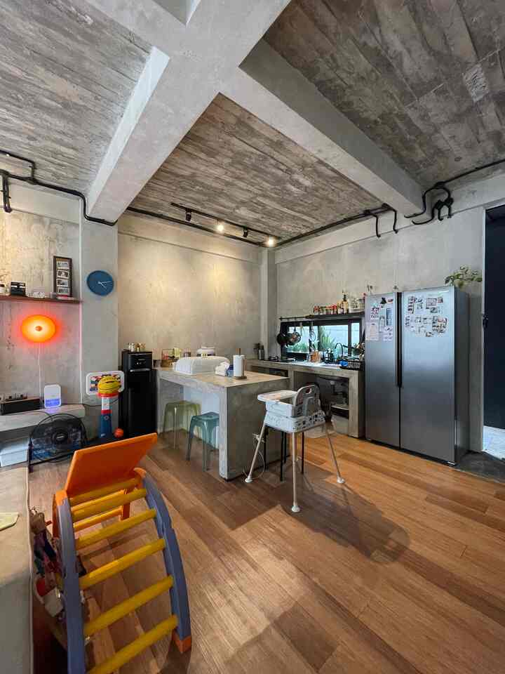 Dari pertama kita memutuskan untuk menggunakan tema open space, kita bener-bener terapin disegala hal.
Dari dapur kita pun penyimpanannya semua di ekspose dan open.
Piring dan mangkok yang disimpan di rak terbuka begitu juga dengan gelas-gelas.
#concreteisland
#kitchenorganization
#dapurrapi
#penyimpanandapur
#rumahindustrial