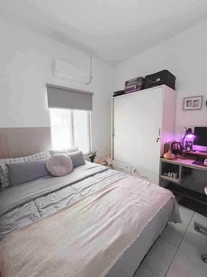 ✨ Kamar Tidur Sekaligus Ruang Kerja? 

Memang kurang ideal, tapi bisa dibikin tetap nyaman. Beberapa tips dari kami untuk kamar tidur yang lebih nyaman : 
🧚🏻‍♀️ More Pillow : kasur banyak bantal jadi favorite kami. Bikin suasana lebih cozy, seperti saat staycation di hotel. 
🧚🏻‍♀️ Aromatherapy : bikin mood saat bekerja dan bikin nyaman saat istirahat. Tinggal pilih wangi aromatherapy yang sesuai.
🧚🏻‍♀️ Ambience Lighting : pakai smart lamp sehingga cahaya saat tidur/ saat bekerja bisa disesuaikan.
🧚🏻‍♀️ Less Decoration : kadang less is more, karen mata sudah overwhelming dengan perintilan di area kerja. Untuk area tidur cukup menggunakan sedikit dekorasi. Jadi bisa lebih rilex. 
Semoga bisa menginspirasi ✨

#CatKamar #Bedcover #throwblanket #lemaripakaian #diffuseraromatherapy #rollerblind #BedroomStyling #InspirasiKamar #KamarTidurNyaman