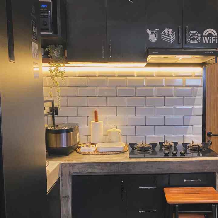 Less is more , menjaga dapur tetap minimalis tujuannya supaya punya ruang untuk memasak , dengan tetap memberikan sentuhan dekorasi yang mungil tapi tetap cantik 🌷untuk semua bumbu dapur dan peralatan memasak disimpan di kulkas san kabinet 
#tempattissue #komportanam #penirisminyak #tanamangantung #kitchenorganization #dapurrapi #penyimpandapur