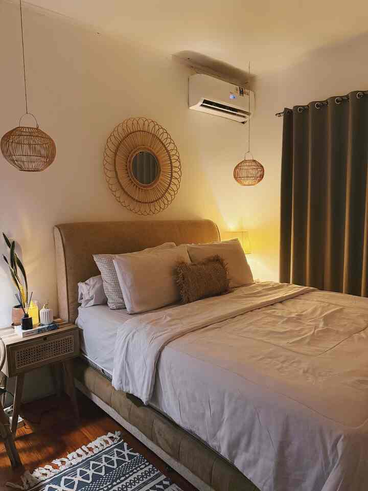 Halo Tetangga Kimkim

Kamar tidur ini saya dekor agar senyaman mungkin seperti di villa Bali.
Untuk mendukung itu, saya menggunakan furniture kayu natural & rotan.
Untuk penerangan, saya menggunakan lampu warm light yang dipasang di lampu meja nakas samping kasur.
Selain itu kamar ini juga bisa dibilang Bohemian Style.

#InspirasiKamarTidur
#BohemianBedroom
#BedroomInspo
#KamarImpian
#KamarTidurSimple
#KamarVillaBali
#KamarMinimalis
#BedroomStyling
#InspirasiKamar
#KamarTidurNyaman