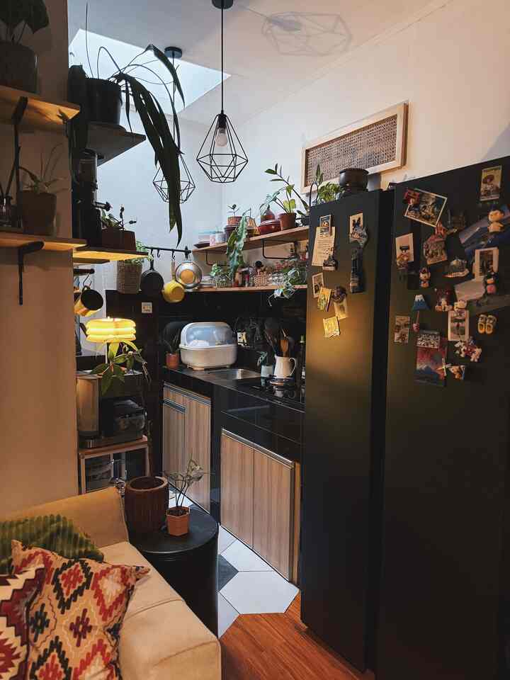 Halo Tetangga Kimkim

Untuk ruang penyimpanan didapur saya membuat kabinet bawah untuk menyimpan peralatan dapur yg jarang dipakai, seperti panci besar, baskom, dll.
Sedangkan untuk alat2 yg sering digunakan saya menggunakan tiang gantung yg terbuat dari besi yg ditempel ke dinding, agar mudah dijangkau

Disisi satunya saya menggunakan meja kabinet yg saya beli jadi di market place. Kabinet bagian bawah juga digunakan untuk piring2 dan panci yg jarang digunakan. Sedangkan kalau piring yg sering digunakan sy letakan di ambalan kayu diatasnya.

Saya juga menggunakan storage plastik ukuran besar untuk menyimpan beberapa peralatan masak yang jarang digunakan.

saya tidak menggunakan kabinet pada bagian atas, tetapi sy lebih memilih ambalan kayu untuk meletakan beberapa alat masak & piring sekaligus sebagai dekorasi untuk dapur.

#DapurTanpaKitchenSet
#AmbalanKayu
#LampuGantung
#KulkasSidetoSide
#TekoListrik
#GantunganBesi
#PenirisPiring
#KabinetKayu
#KitchenOrganization 
#DapurRapi
#PenyimpananDapur