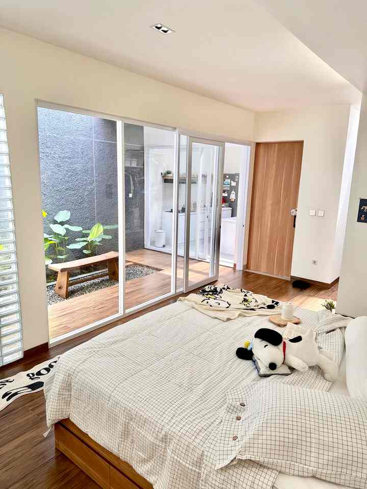 Di kamar tidurku yg sebelumnya, aku melakukan banyak hal, dari kerja, olahraga, nonton Netflix, sampai melakukan hobi kayak baca buku, menggambar, sampai bikin kopi juga😅 Batas antara waktu istirahat dan waktu produktif jadi ‘blur’. Jadi, waktu pindah ke rumah ini, I had a new intention: I wanted my bedroom to feel like a bedroom. Tempat buat benar-benar istirahat aja😴

Kamar tidurku sekarang ukurannya nggak terlalu besar, tapi kerasa luas karena nggak banyak barang. Ada kamar mandi dan semacam area walk-in closet yang dipisahkan dengan sedikit tembok, enough to hide the clutter👌🏽

Satu hal yang aku suka, kamar ini langsung menghadap ke teras kecil tanpa atap. Cahaya dan angin pagi gampang masuk, dan somehow suasananya ngingetin sama villa-villa di Bali (minus kolam renangnya🥲). Bangun pagi di sini rasanya jadi lebih tenang aja gitu.

Di kamar ini, aku nggak ngapa-ngapain selain tidur, rebahan, dan baca buku. No work allowed. (Reading gets a pass because it’s part of my wind-down routine)

Tata ruang, pilihan furnitur, dan dekorasinya juga dijaga supaya tetap simpel dan nyaman. Aku pakai kasur yang firm dengan dipan custom, bedcover set dari katun 100% yang adem dan lembut, kursi baca yang nyaman, meja kecil, dan lampu dengan cahaya warm🌙

Dari semua hal ini, aku belajar kalau kenyamanan beristirahat itu bisa dicapai bukan hanya dari empuknya bantal atau estetika ruangan. Tapi juga soal setting boundaries and giving space for myself to really ‘rest’. That little boundary has made all the difference💚

#bedroomstyling #inspirasikamar #kamartidurnyaman #dalkomspace #bedcoverset #lantaikamar #pintusliding