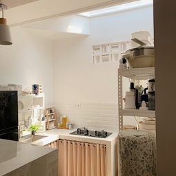 dapur tanpa kitchenset, aku masih memanfaatkan beberapa rak untuk tempat penyimpanan #gordenkain #gordenkolongdapur #keramikbata #keramikdapur #keramikminimalis #rakbesi #rakwastafel #KitchenOrganization #DapurRapi #PenuimpananDapur 
