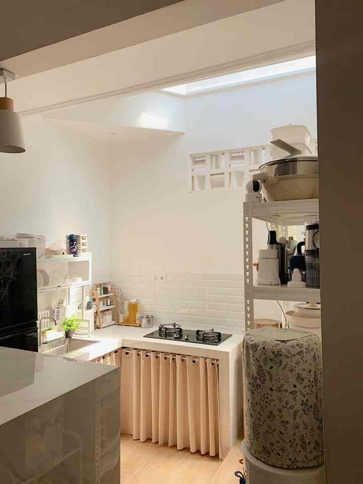 dapur tanpa kitchenset, aku masih memanfaatkan beberapa rak untuk tempat penyimpanan #gordenkain #gordenkolongdapur #keramikbata #keramikdapur #keramikminimalis #rakbesi #rakwastafel #KitchenOrganization #DapurRapi #PenuimpananDapur 