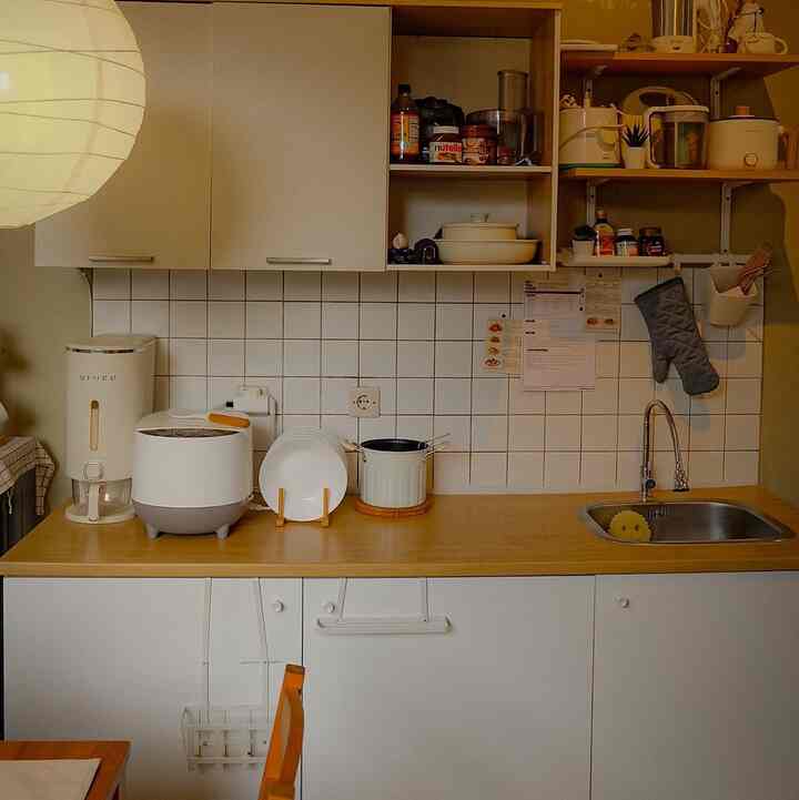 Penyimpanan didapur mungil kami cukup dengan 2 kabinet atas dan bawah.. kabinet bawah knoxhult ikea dan kabinet gantung dari pira. Jadi kebutuhanlah yang harus menyesuaikan space yang ada. Kami juga mensiati dapur mungil dengan wadah beras yang slim tapi kapasitas mencapai 10 kg. Dan gantungan rel sunnersta dan hambalan memaksimalkan area dinding.

#kabinetdapurikea #kabinetdapurpira #gantunganikea #kontainerberasestetik #kitchenorganization #dapurrapi #penyimpanandapur