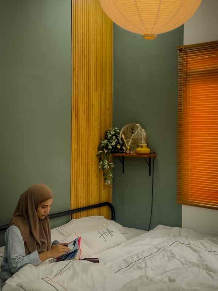 Kamar berukuran 3x3 dengan kasur 180x200 yang udah bawaan kontrakan ketika awal menikah yang sebenernya kegedean untuk kamar ini. Tapi tetap kita bikik nyaman kok dengan menata kamar tetap rapi dan estetik. Untuk furniture dikamar hanya ada kasur dan lemari pakaian saja. Tidak ada meja rias disini. Tapi ada cermin besar di area living room untuk outfit check up dan ngaca.

#wallpanel #catdindingkamar #rysbinikea #pendantlamp #bedroomstyling #inspirasikamar #kamartidurnyaman
