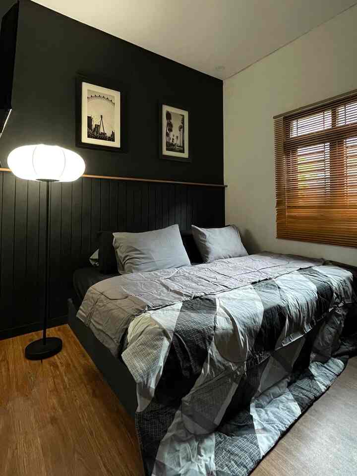 —— Small Bedroom Inspo

Di kamar ukuran 3x3 ini ada apa aja sih?
Kamar tidur bawaan developer ini kita manfaatkan untuk tempat tidur sekaligus tempat kerja.

Di kamar ini kami menggunakan kasur ukuran 160x200 dan di sudut kita tambahkan meja kerja yang berbentuk siku untuk memanfaatkan space.
Untuk aksen dinding kita menggunakan wallbatten yang kami buat sendiri (DIY) dengan kayu jati belanda.

Kamar tidur ini adalah ruangan pertama yang kami makeover menjadi lebih bold dengan cat warna hitam dengan aksen warm dari tone kayu. 

Semoga menginspirasi 🖤🤎

#KasurSpringbed #Venetianblind #Dipan 
#CatRumahMinimalis  #WarnaCatkamar
#Cathitam #makeoverkamar #wallbatten #standinglamp #workspace #smallbedroom #bedroomdecor #cozybedroom #BedroomStyling #InspirasiKamar #KamarTidurNyaman #warmandboldbedroom