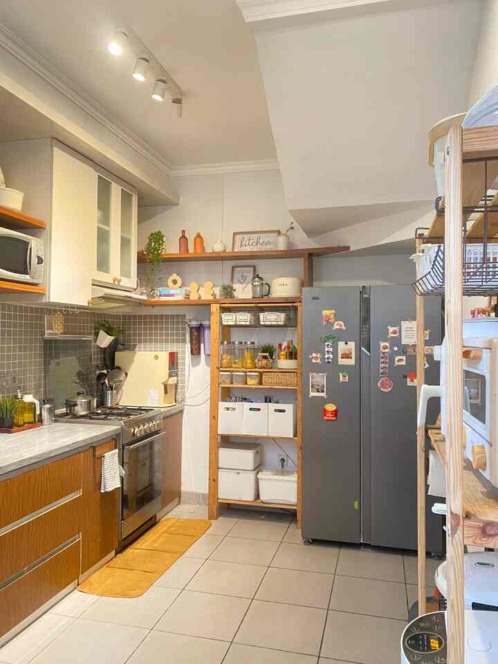 Dapur di rumah terdiri dari custom kitchen set dan beberapa penyimpanan terbuka. Kitchen set digunakan untuk menyimpan peralatan masak sedangkan rak terbuka untuk penyimpan bahan makanan sehingga lebih mudah dijangkau saat akan diolah dan juga beberapa kitchen appliances yang sering dipakai. Untuk rak terbuka aku menggunakan storage lagi untuk mengorganisasi berbagai jenis bahan makanan misalnya toples, rak saus, keranjang telur, keranjang gantung dan juga box tertutup agar bahan makanan mudah dicari. Pengaturan seperti ini memudahkan kegiatan memasak sehari-hari di dapur. Setuju nggak? Sharing juga yuk cara mengatur penyimpanan di dapur kamu!  ✨😃
#KitchenSet #KitchenSetMinimalis #OpenPantry #RakDapur #KulkasSidebySide #KitchenOrganization #DapurRapi #PenyimpananDapur