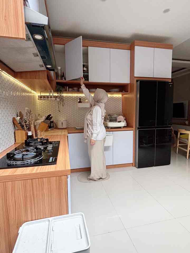 🌙 Kitchen minimalis dan rapi karena di dominasi dengan kabinet tertutup ✨ 

🍳 Penataan barang dapur sesuai jenis & penggunaan supaya masak didapur lebih efektif 👩‍🍳

💡 Barang yang sering digunakan aku tempatkan di kabinet kabinet area bawah. Sedangkan yang jarang dipakai besarta kardusnya aku letakan di kabinet atas 📦

🍽️ Variasi ambalan terbuka untuk penyimpanan piring sekaligus jadi hiasan 🫶🏻

#KitchenOrganization #DapurRapi #PenyimpananDapur #KitchenSet #KitchenSetMinimalis #KitchenSetJapandi #InteriorKitchen