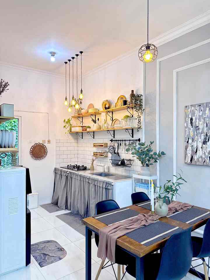 🎀 Penyimpanan Dapur Tanpa KitchenSet 🎀

Karena kitchen cabinet atas di dapurku pernah jatuh dan hancur karena serangan rayap, sekarang aku bertahan dengan dapur tanpa kitchen set karena masih trauma, takut kejadian seperti itu lagi dan membahayakan anak-anak.
Untuk penyimpanan di dapur aku menggunakan troli-troli plastik serbaguna juga container box yang disimpan di bawah meja dapur lalu ditutup dengan gorden kolong dapur supaya lebih rapi. Di bagian atas, aku menggunakan ambalan sebagai tempat menyimpan barang yang sekiranya juga bisa dijadikan pajangan supaya makin cantik. Di depan meja dapur, aku menggunakan lemari besi yang aku beli di tukang las dekat rumah dengan berbahan plat besi, supaya aman dari rayap, tetapi aku tambahan handle gold supaya lebih estetik. Di bagian atas lemari bisa juga bisa menaruh magic com, gelas-gelas, tempat beras, juga lemari tempat menyimpan lauk. Di dinding bagian ini juga aku memasang ambalan supaya lebih bermanfaat untuk menyimpan barang-barang elektronik besar sepert oven, rak piring, blender, box roti, dll.
Untuk ruang makan, karena menyatu dengan dapur, aku hanya menempatkan troli serbaguna sebagai tempat untuk menyimpan cemilan supaya lebih mudah diambil dan mudah dipindahkan ke tempat lain.

#Kitchen
#DiningRoom
#LemariBesi
#TroliSerbaguna
#LemariLauk
#Ambalan
#DapurMinimalis
#KitchenOrganization
#DapurRapi
#PenyimpananDapur