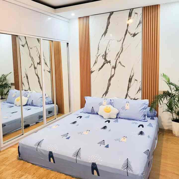 Kamar nyaman dengan sentuhan modern minimalis!
Dinding marmer berpadu harmonis dengan panel kayu vertikal, memberikan kesan elegan namun hangat.
Set kasur dengan motif lucu menambah suasana ceria dan cozy. 🌿🌙
Siap jadi tempat istirahat favorit setelah hari yang panjang. 💫

#KamarMinimalis #DekorasiKamar #InteriorModern #KamarTidurEstetik #HomeInspo #BedroomStyling #InspirasiKamar #KamarTidurNyaman 