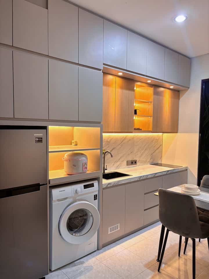 Waktu mutusin untuk bikin kitchenset, tujuan utama aku yaitu punya banyak kabinet untuk penyimpanan!
YES! Karena rumah kami kecil, jadi lots of cabinet nyata sangat membantu 💕 bikin semua peralatan di dapur bisa masuk tanpa bikin sumpek.
Kuncinya:
✔ Gunakan rak susun
✔ Simpan vertikal
Rapi, hemat tempat, dan enak dilihat!

#KitchenSet #HPL #Multiplek #VentilasiDapur #KitchenDining #KitchenOrganization #DapurRapi #PenyimpananDapur