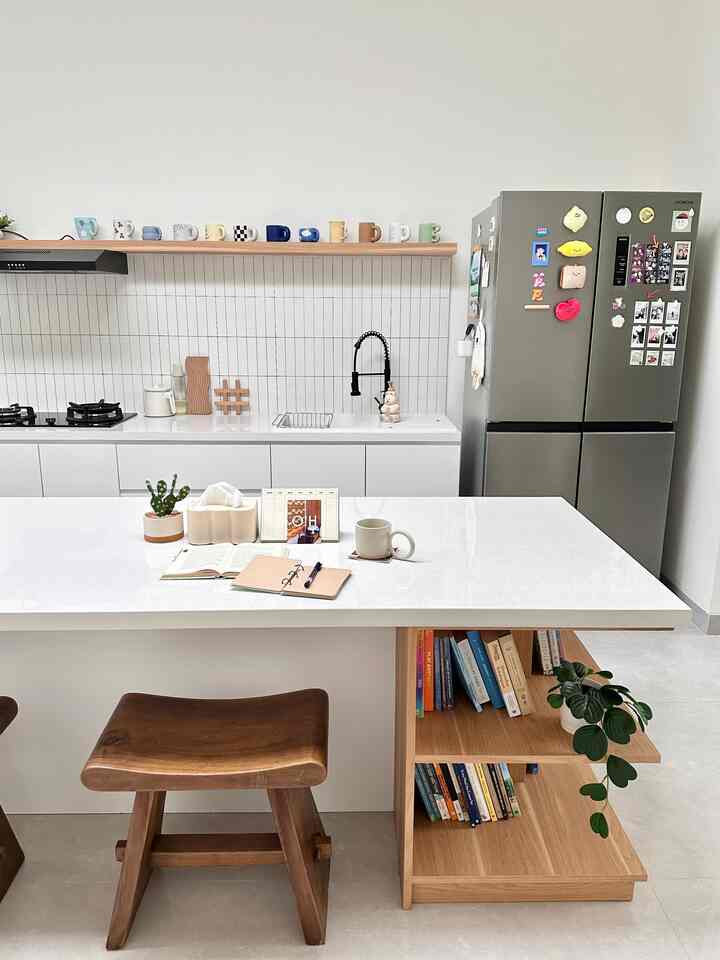 Punya dapur yang selalu rapi ala-ala Pinterest tuh bisa nggak sih? Jawabannya: bisa banget! 😆 Kuncinya ada di satu hal penting: penyimpanan.

Karena dapurku nggak cuma dipakai buat masak, tapi juga buat hal lain, aku pengen ruangnya tetap rapi dan fungsional. Jadi waktu desain dapur ini, aku fokus banget sama urusan storage.

Salah satu highlightnya adalah meja island custom yang ada di tengah dapur. Desainnya simpel dan versatile, tapi diam-diam dia punya banyak fungsi👍🏼
Di satu sisi panjangnya, meja ini berfungsi sebagai area makan. Stool-nya bisa diselipin ke dalam jadi nggak makan tempat.
Di sisi lainnya yang lebih tersembunyi, ada laci-laci buat nyimpen peralatan masak, sendok garpu, wadah kecil, sampai bumbu dapur. Karena bagian ini nggak langsung kelihatan dari luar, looks-nya tetap clean tapi fungsinya maksimal. 

Nggak berhenti di situ, bagian samping meja island ini juga punya rak kecil buat naruh buku. Selain berguna, tampilannya juga manis banget buat jadi aksen di dapur. Bisa dibilang, this island table is the star of the kitchen!!🌟✨ haha

Untuk storage lainnya, aku manfaatin bagian kabinet utama yang nempel ke tembok. Barang-barang yang 'kurang enak dilihat' kayak tabung gas, makanan kering dengan bungkusnya yang ramai dan warna-warni itu🥵🥵, obat-obatan, dan produk pembersih semua aku sembunyiin di sana👌🏽😌

Dengan semua storage ini, dapur jadi kelihatan rapi terus, bukan cuma buat masak, tapi juga jadi tempat yang nyaman buat kegiatan lainnya. Kadang aku kerja di sini, kadang baca buku sambil minum teh, atau journaling di pagi hari⛅️🍵📒

#kitchenorganization #dapurrapi #penyimpanandapur #dapurmultifungsi #dapurpinterest #dalkomspace #stoolkayu #hplputih #kitchenbacksplash