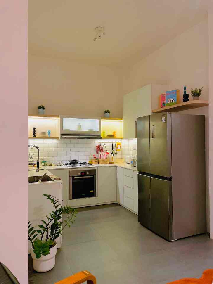 Kitchen organization has an important role for tidy and neat home! Sebisa mungkin sembunyikan barang2 yang tidak estetik ke storage/organizer. 2 tips dari aku biar ruang gerak efisien di dapur :

1. Area cutting dibikin berdekatan dengan sink dan storage pisau/talenan juga berada di satu garis yang sama,
2. Storage alat masak dan gas dibikin berdekatan dengan kompor biar ruang gerak efisien dan maksimal.

#KitchenOrganization #DapurRapi #PenyimpananDapur #EfisiensiRuang #IdeDapur #DapurCantik #DapurMinimalis #RumahSeupil