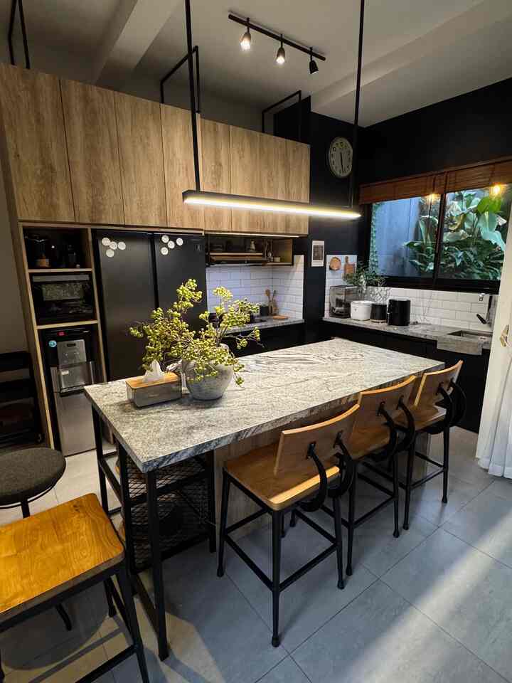 Meng organize ruangan ini sangat challenging, karena prinsipnya semua harus punya rumah, akhirnya dibuatlah full furnishied dan memanfaatkan ruangan yang ada 

#bumitimi #kitchenset #kitchenorganization #dapurrapi #penyimpanandapur #dapurindustrial #kitchenindustrial 