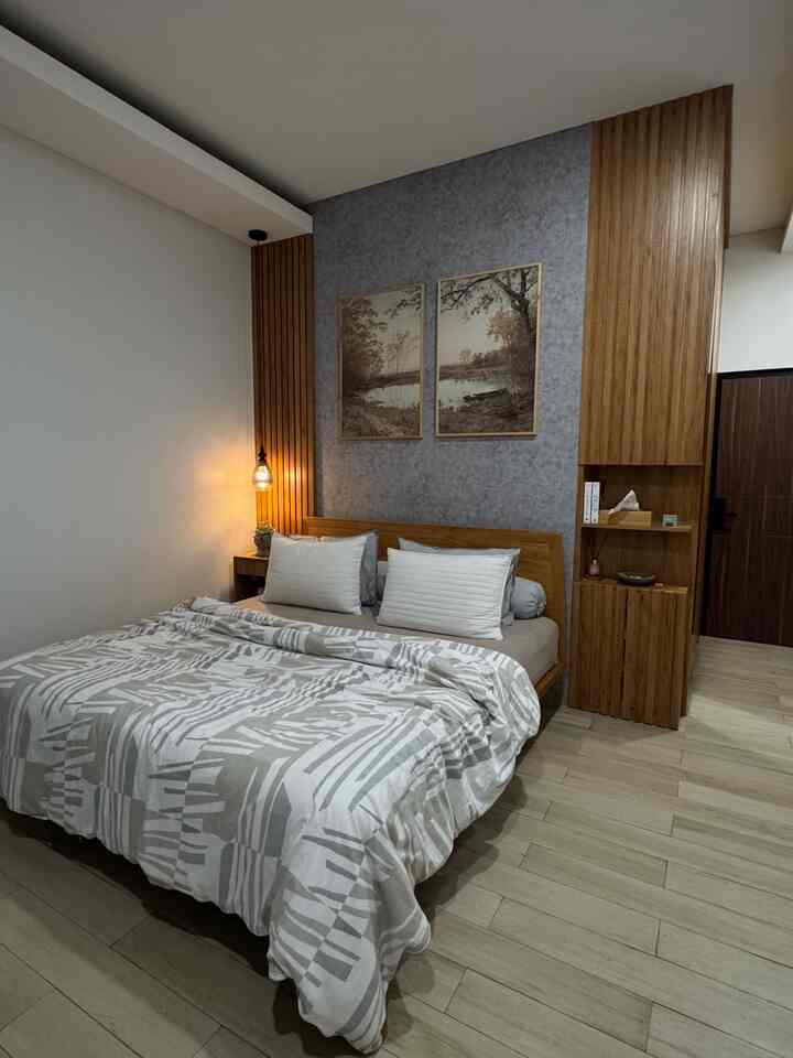 Kamar utama yang simple dengan luas 4x5, sengaja gak banyak printilan karena pengen tidur dengan napas lega, udara gak rebutan dengan barang2 

#bumitimi #dipan #dipanjati #bedroomstyling #inspirasikamar #kamartidurnyaman #lantaikayu #wallpanel #wallpaper