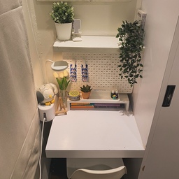 Salah satu pojok kesayangan di dalam kamar dirumah kami adalah sudut belajar , bermodalkan penambahan papan di space yang masih tersedia kami jadikan sebagai meja belajar dan memberikan dekorasi seperti diffuser , meja belajar , rak buku, board dan bunga favorit 🤎 #lampubelajar #diffuser #boardmejabelajar #bungatulip #bedroomstyling #inspirasikamartidur #kamartidurnyaman