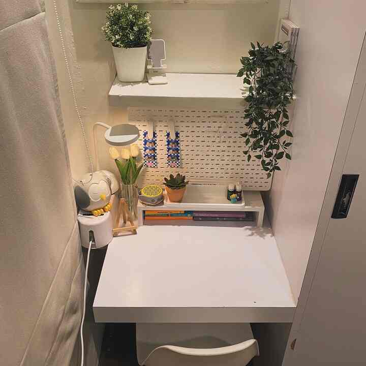 Salah satu pojok kesayangan di dalam kamar dirumah kami adalah sudut belajar , bermodalkan penambahan papan di space yang masih tersedia kami jadikan sebagai meja belajar dan memberikan dekorasi seperti diffuser , meja belajar , rak buku, board dan bunga favorit 🤎 #lampubelajar #diffuser #boardmejabelajar #bungatulip #bedroomstyling #inspirasikamartidur #kamartidurnyaman