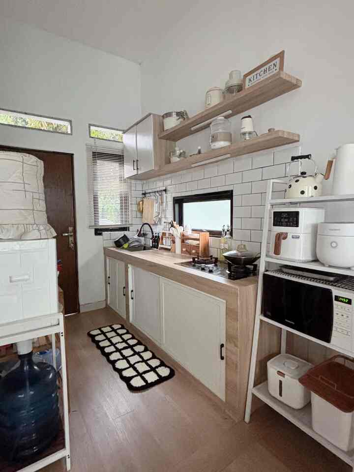 Dapurku belun ada kitchen set nya, jadi penyimpanannya juga masih samgat seadanya, gpp kan ☺️
Untuk area kolong dapur, aku meletakan rak piring tertutup dari rovega agar lebih rapih dan terhindari dari cicak nakal.

#dapursederhana #karpetdapur #kesetdapur #rakdapur #gordendapur #venetianblinds #kitchenorganization #dapurrapi #penyimpanandapur 