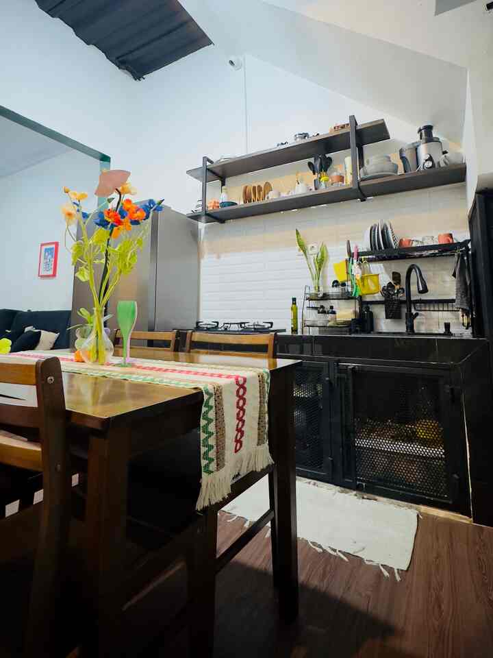 Storage dapur?

Pada kabinet bawah, karena saat ini belum ada rak-rak nya akhirnya kami mensiasati dengan menggunakan rak portable untuk lebih rapih dalam penyusunan. 

Selain itu, kami juga menjadikan kolong tangga untuk dijadikan storage bahan makanan dan peralatan dapur yang besar. 

#BackSplashPutih #KabinetWaremash #VynilDarkBrown #KitchenOrganization
#DapurRapi #PenyimpananDapur