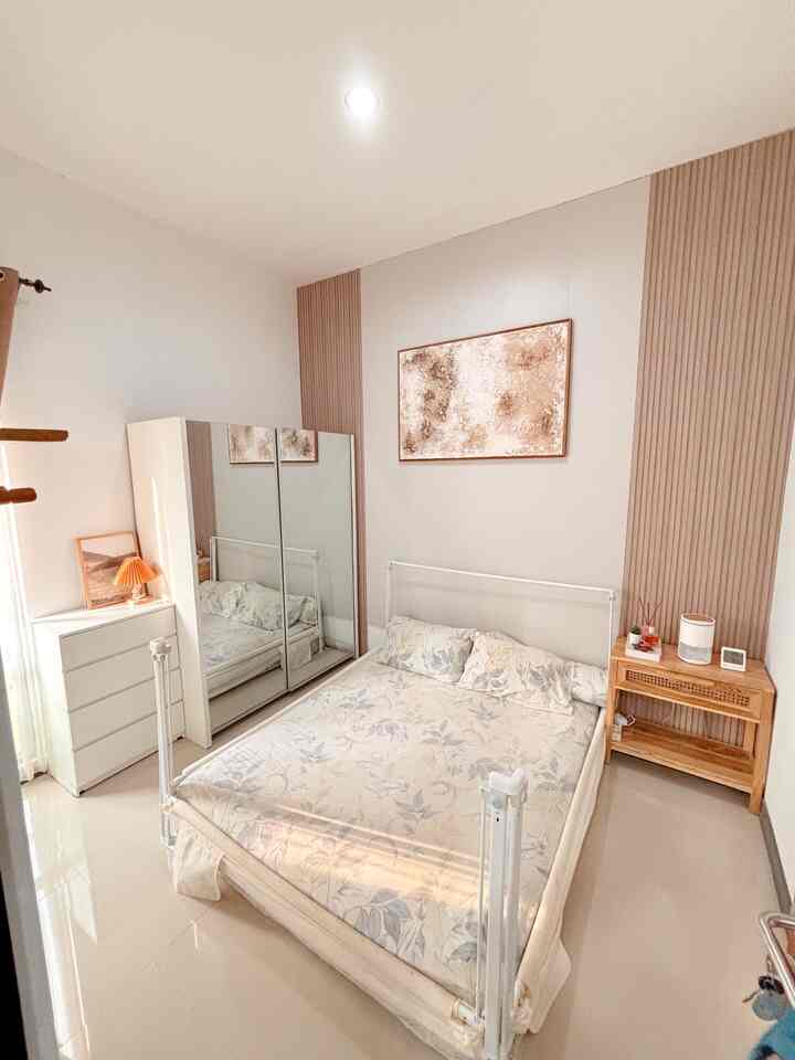 Inspirasi kamar tidur 3,5 x 3 m

Awalnya kamar tidur kami ini masih sangat polosan, akhirnya kami mulai renovasi dindingnya pada Desember 2024 dengan menambah Wallpanel dan Wallboard. Penggunaan material ini benar-benar membuat kamar tidur ini lebih hidup. 

#wallpanel #lemaripakaian #BedroomStyling #InpirasiKamar #KamarTidurNyaman