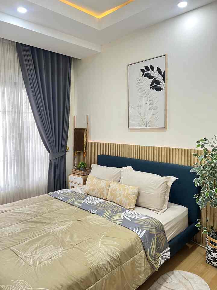 Nuansa kamar ini lebih dominan warna earthtone japandi, agar terlihat lebih nyaman dan hangat pencahayaan lampu downlight dibeberapa titik dan juga lampu LED, sehingga suasana semakin hangat dan cozy. Selain itu saya tambahkan lukisan dan juga bunga artipicial agar terasa lebih sejuk dan estetik.
#bedroom #kasurbusa #bedroomStyling #InspirasiKamar #KamarTidurNyaman #nuansaearthtone #kamartidurjapandi #lighting
