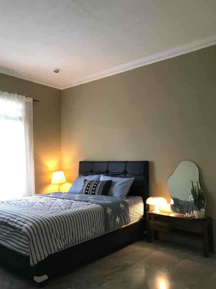 Kamar tamu ini cukup luas jadi agak sulit buat didekor. Kalau sedikit barang terkesan kosong, terlalu banyak barang juga kurang cocok karena kamarnya ditujukan untuk tamu yang menginap di rumah. Jadi berusaha tetap seimbang antara pemanfaatan ruang dan penempatan barang-barang dekorasi supaya tidak terkwsan berlebihan.

#catrumahmininalis #BedroomStyling
#InspirasiKamar #KamarTidurNyaman #kamartamu #cattembok