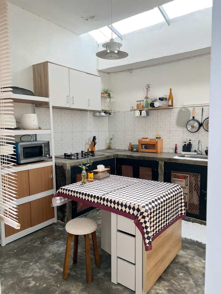 Laci tersembunyi yang ada pada meja makan membantu dalam penyimpanan di area dapur dan area makan ini. Dengan adanya laci tersembunyi ini membuat ruangan terasa lega dan tetap rapi

#WarnaCatRumah #KitchenOrganization #DapurRapi #PenyimpananDapur #InspirasiDapur #DapurIdaman