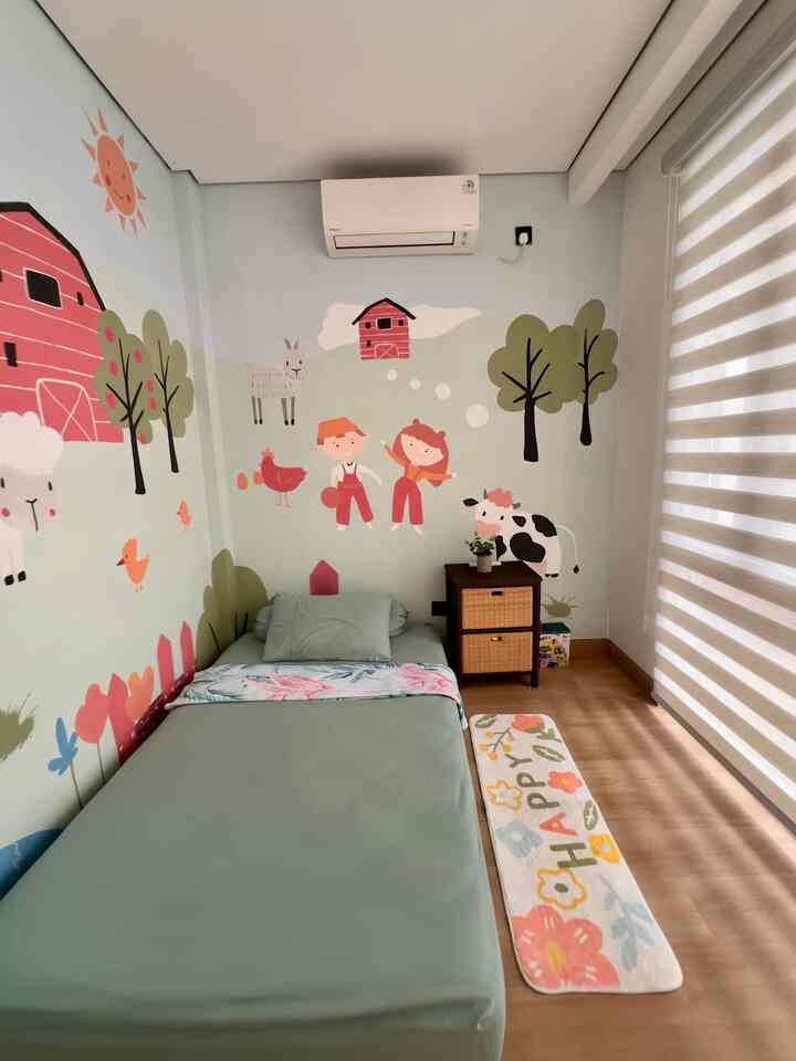 🛏️ Day & Night in Our Happy Room 🌞🌙
Kamar mungil 2,2x3 meter ini jadi ruang favorit si kecil karena suasananya bisa berubah dari ceria di siang hari, jadi hangat dan menenangkan saat malam tiba. ☁️✨

Siang hari cahaya matahari masuk bebas lewat rainbow blind yang tetap menjaga privasi, sementara malam hari ditemani lampu tidur & string light yang bikin kamar terasa hangat dan nyaman.

#RainbowBlind #MuralDinding #LampuTidur #RakMainanAnak #KarpetEstetik #BedroomStyling #InspirasiKamar #KamarTidurNyaman
#KamarAnakPerempuan #KamarTidurAnak #PlayRoomAnak