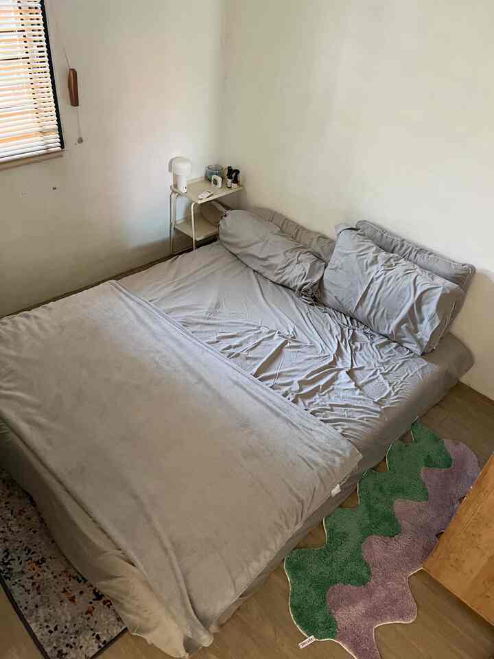 Kamar standard yang berukuran 3x3 masih tetap terasa luas karena pemilihan perabot yang sesuai agar tidak membuat ruangan menjadi sempit

#KasurBusa #BedroomStyling #InspirasiKamar #KamarTidurNyaman #KamarKecilTapiLega