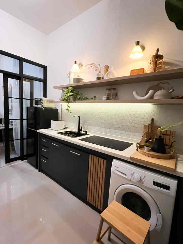Untuk area dapur yang tidak besar ini, memang tidak memiliki banyak tempat penyimpanan besar namun tetap cukup untuk perintilan masak aku yang tidak terlalu banyak. 

Ini tips supaya area dapur tetap terlihat rapi: 
• jangan terlalu banyak membeli peralatan masak kecuali memang urgent
• usahan beli peralatan masak yang multifungsi sehingga lebih menghemat ruang penyimpanan 
• sering2 decluttering dan jangan keep barang/peralatan masak yang tidak terpakai

Semoga bermanfaat 🫶🏻

#komporinduksi #kitchenorganization #dapurrapi #penyimpanandapur